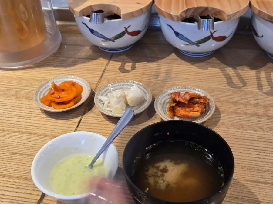 みそ汁と三皿の付け合わせ