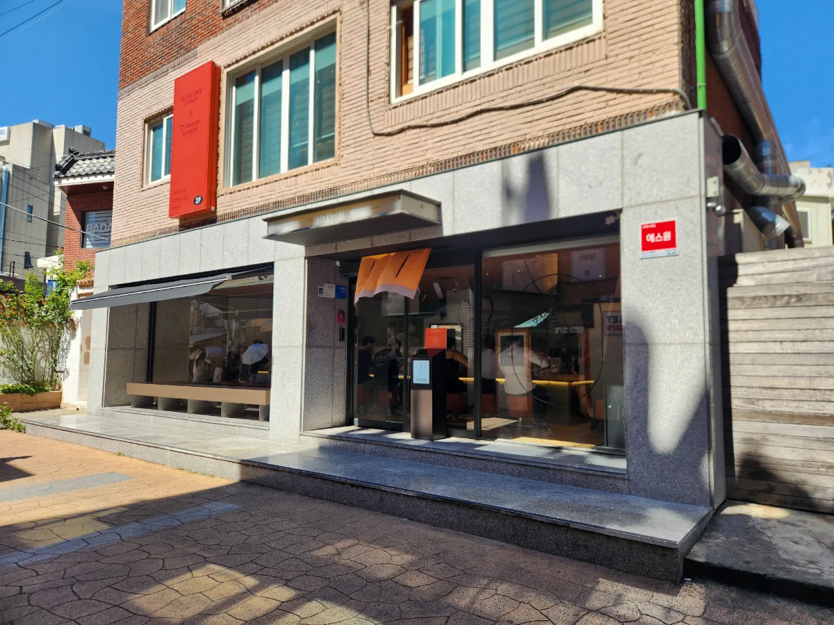 TAIGA Tempura 本店 — オレンジ色の暖簾が掛かる入口