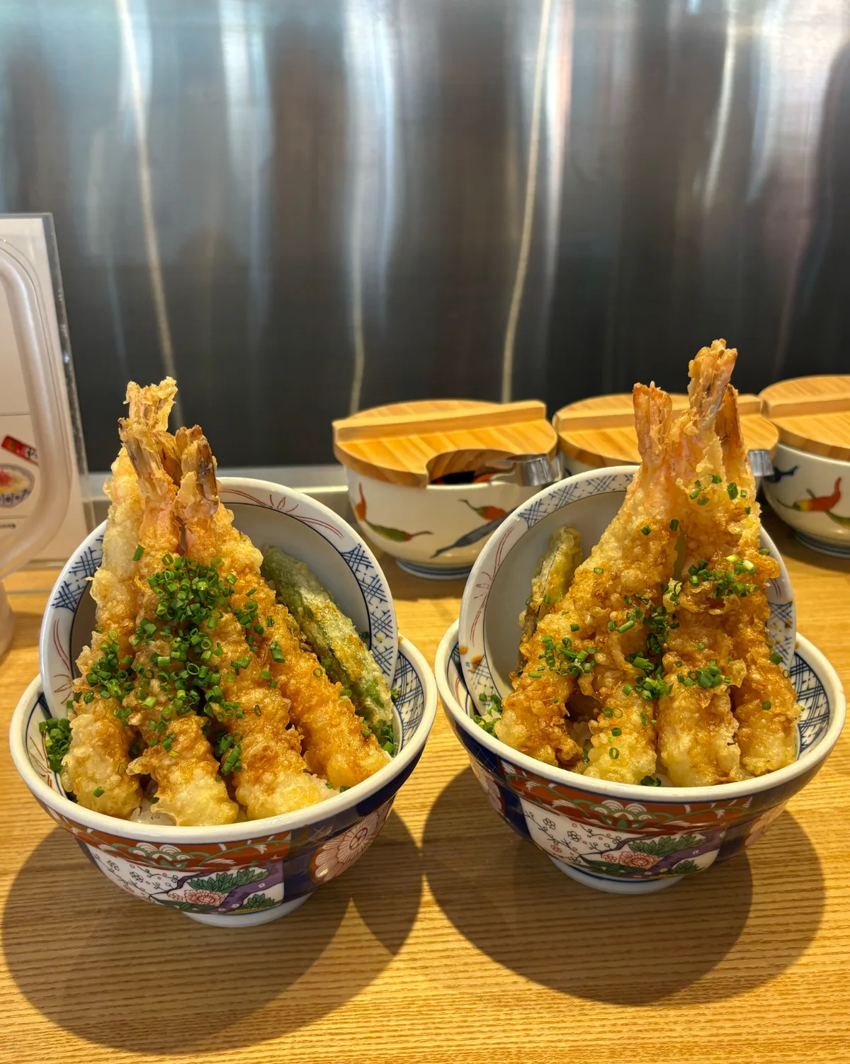 TAIGA Tempura 本店 — 海老天丼が並ぶカウンター