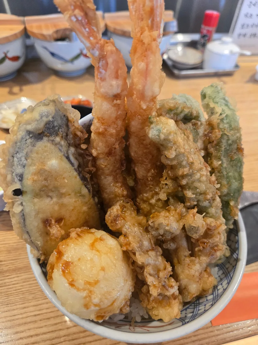 TAIGA Tempura 本店 — 海老天と半熟卵がのった天丼のアップ