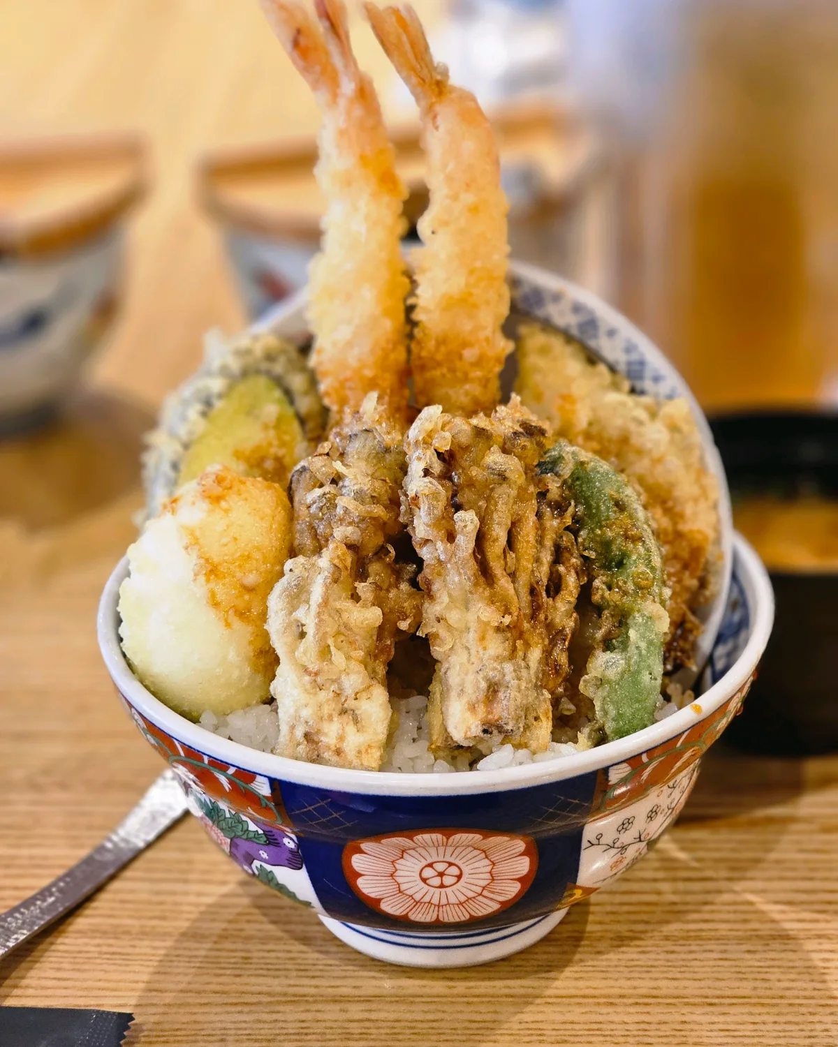 海老・ナス・きのこ・半熟卵がのったタイガ天丼