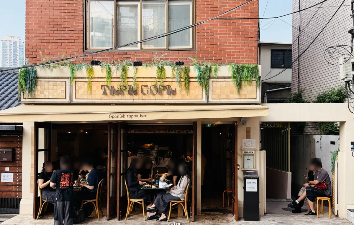 TAPA COPA 龍山本店 — タパコパの店先と窓際の席