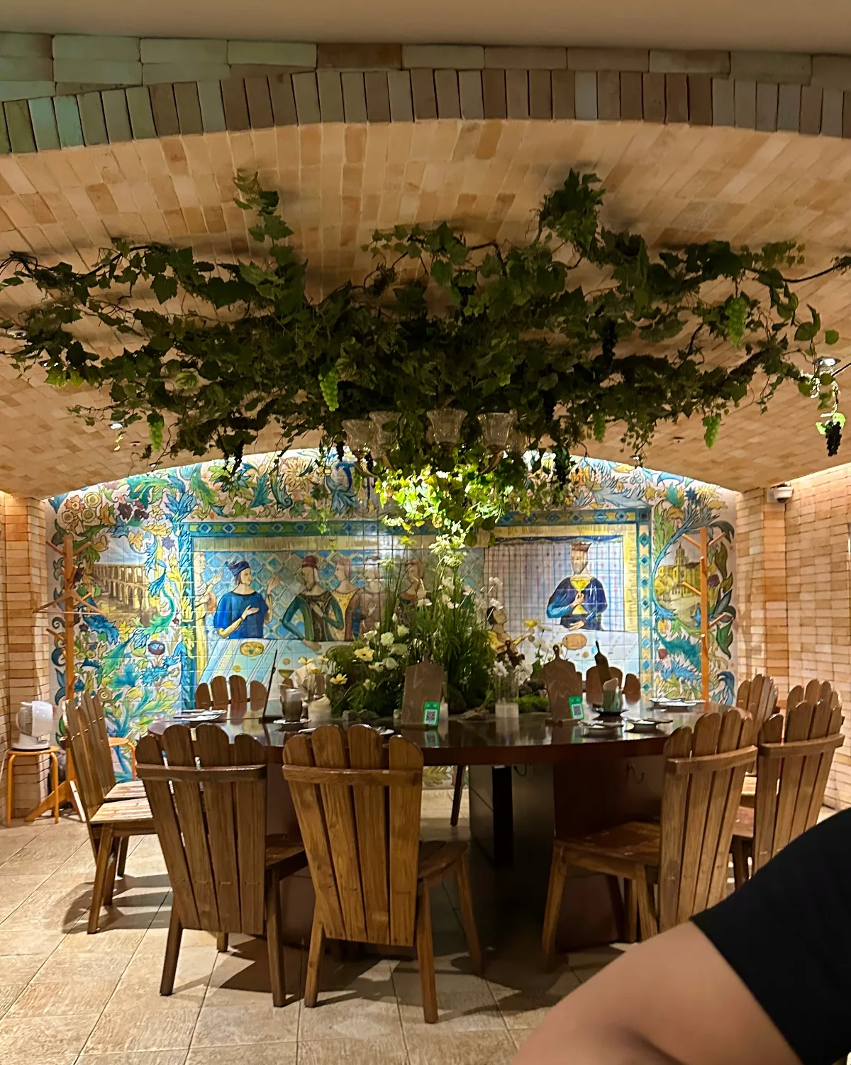 TAPA COPA 龍山本店 — 壁画を囲む大きなテーブル