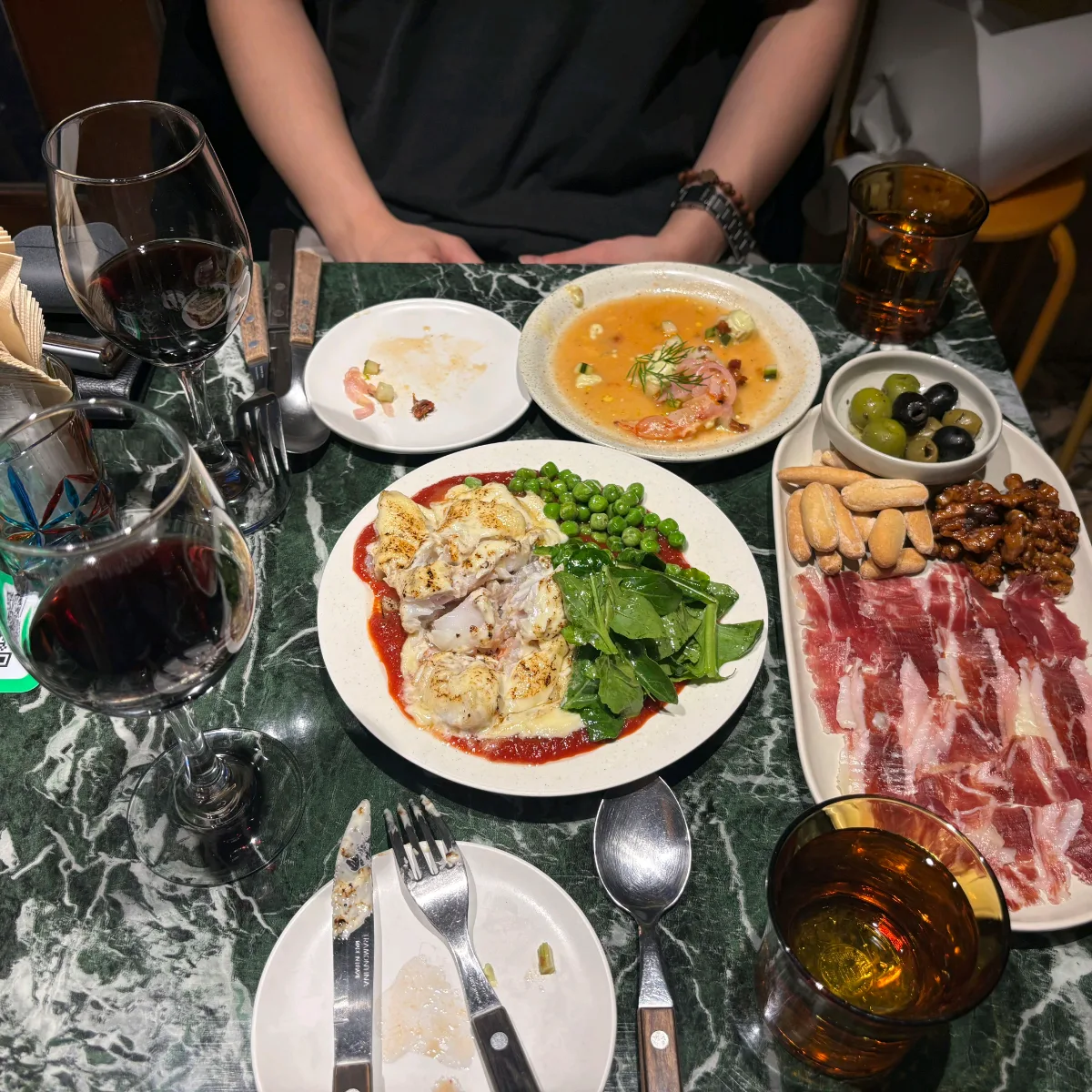 TAPA COPA 龍山本店 — 生ハムや料理が並ぶ食卓