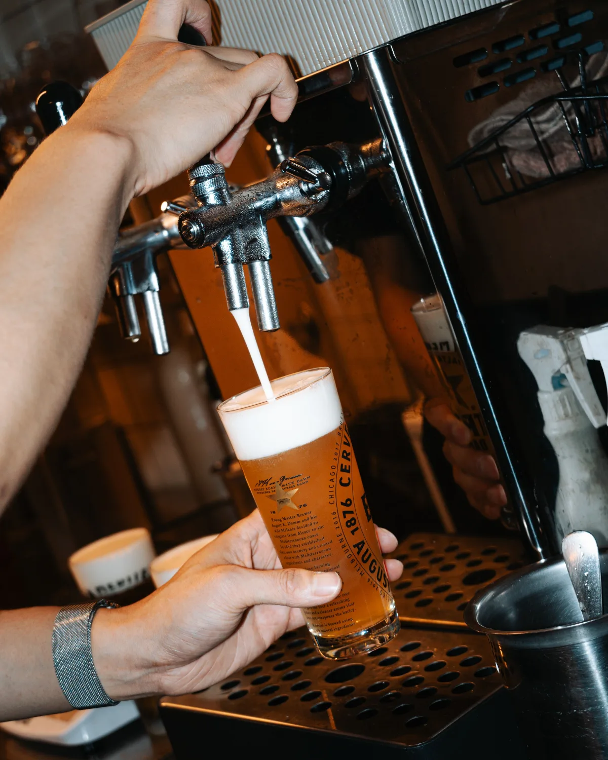サーバーから注がれる生ビール