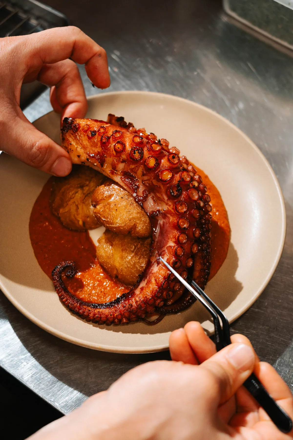 TAPA COPA 龍山本店 — プルポを仕上げる手元
