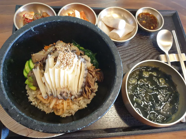 アワビとサザエの石焼きビビンバ