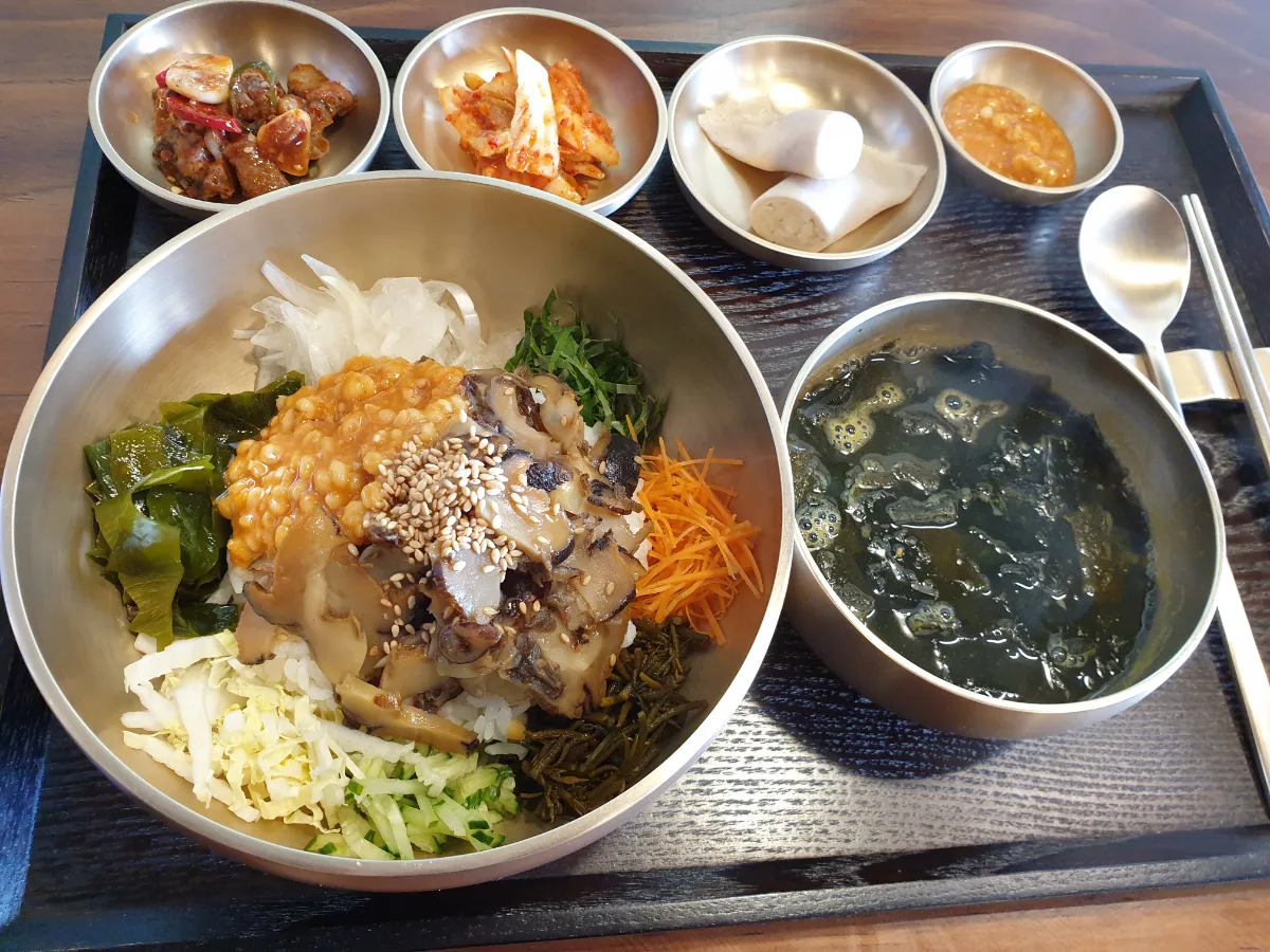 テワク — サザエと野菜のビビンバ
