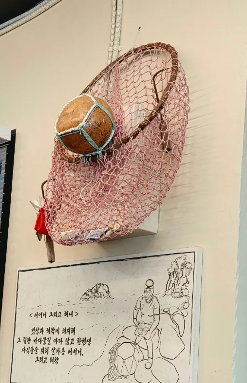 店内に飾られた海女の浮き