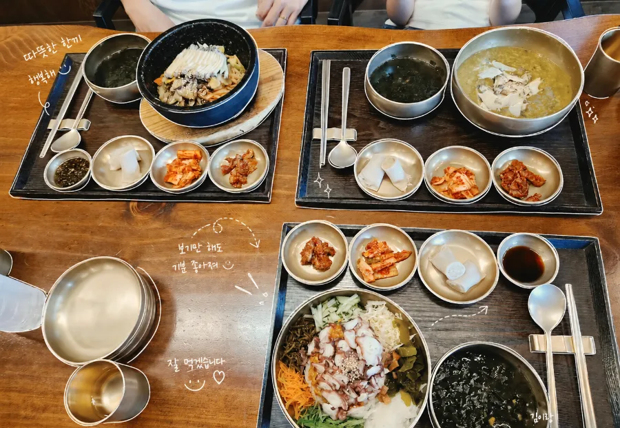 テワク — 三つの膳に並ぶ海鮮料理