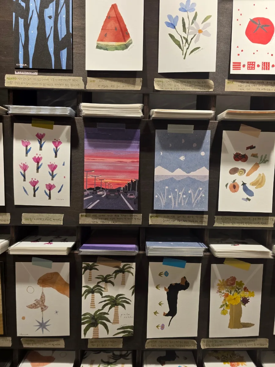 THANKS BOOKS — 棚に並ぶ色鮮やかなカード