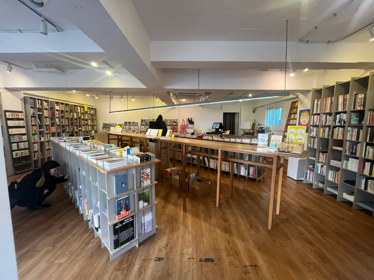 THANKS BOOKS — 本棚に囲まれた店内の木製テーブル