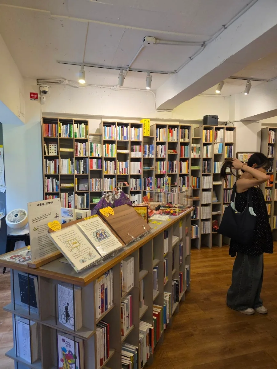 THANKS BOOKS — 本棚と平台が並ぶ店の一角