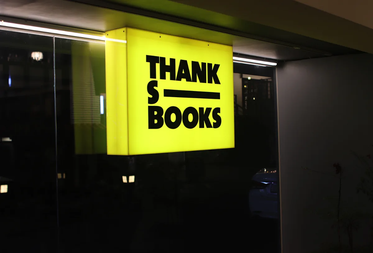 光るTHANKS BOOKSの看板
