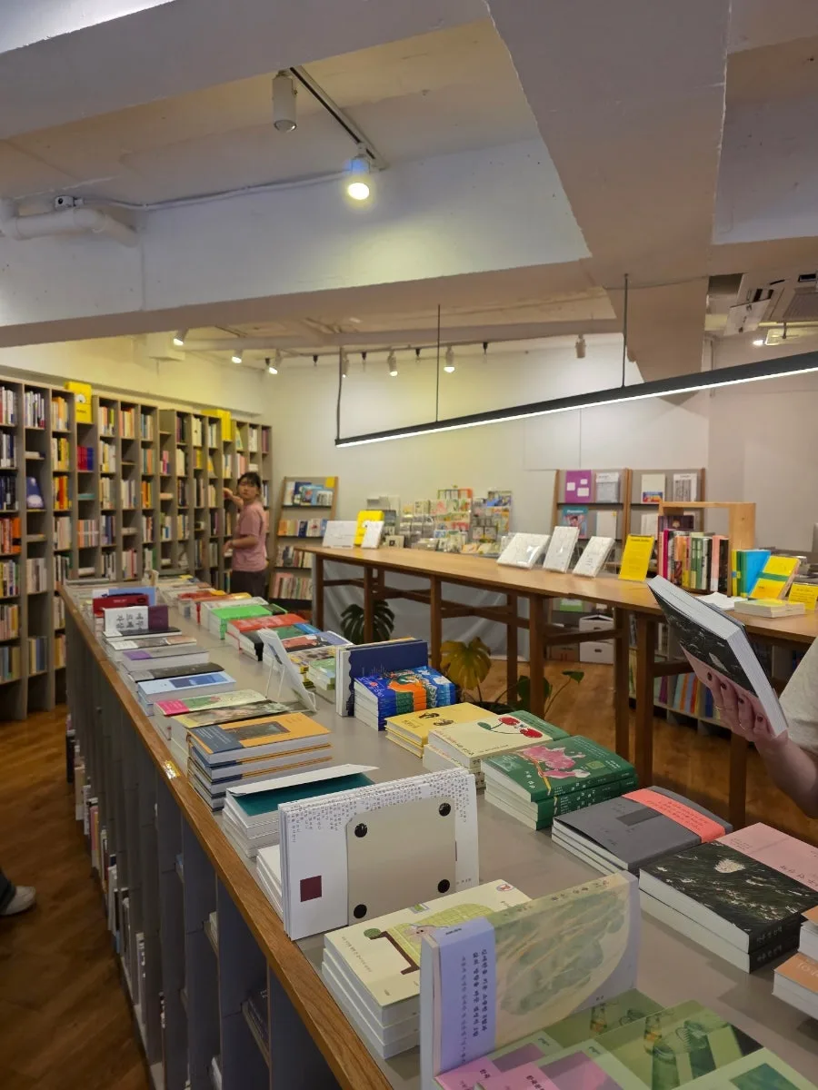平台と本棚が続く店内