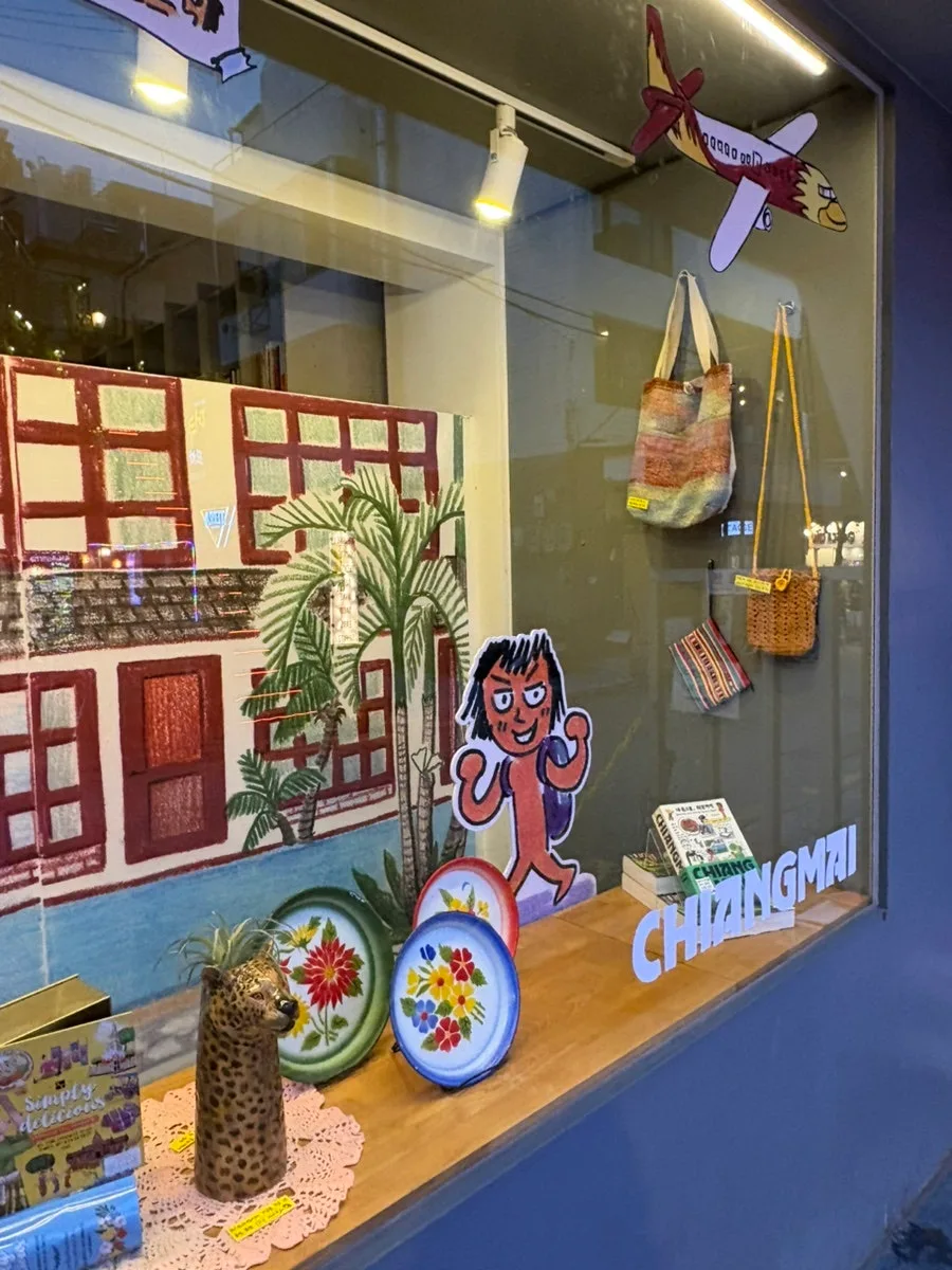 本と旅の小物を飾ったウィンドウ展示