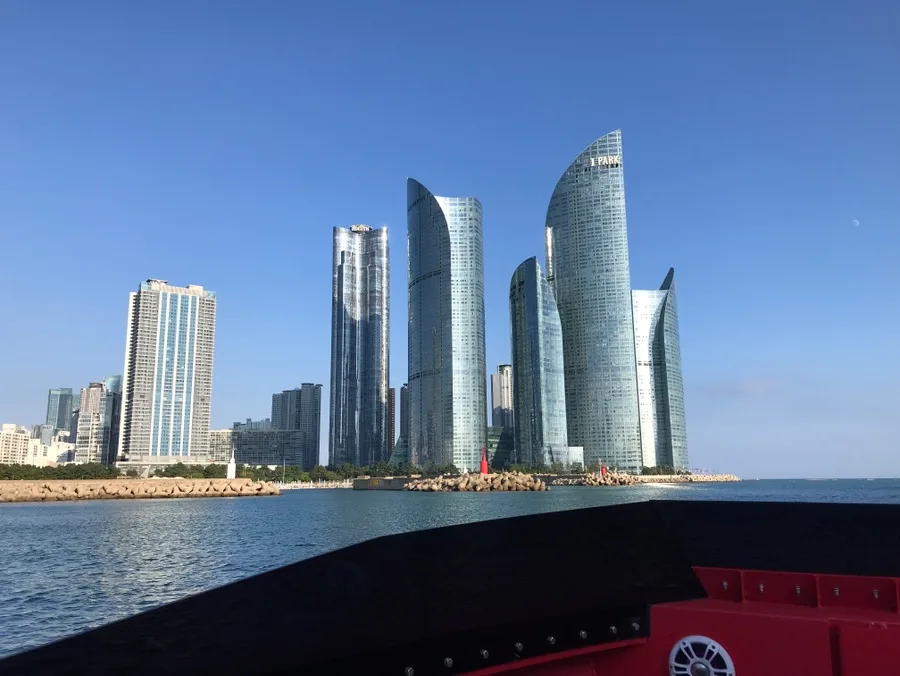 海から見るマリンシティの高層ビル