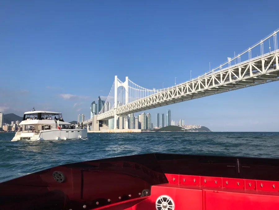 海の上から見る白い船と広安大橋