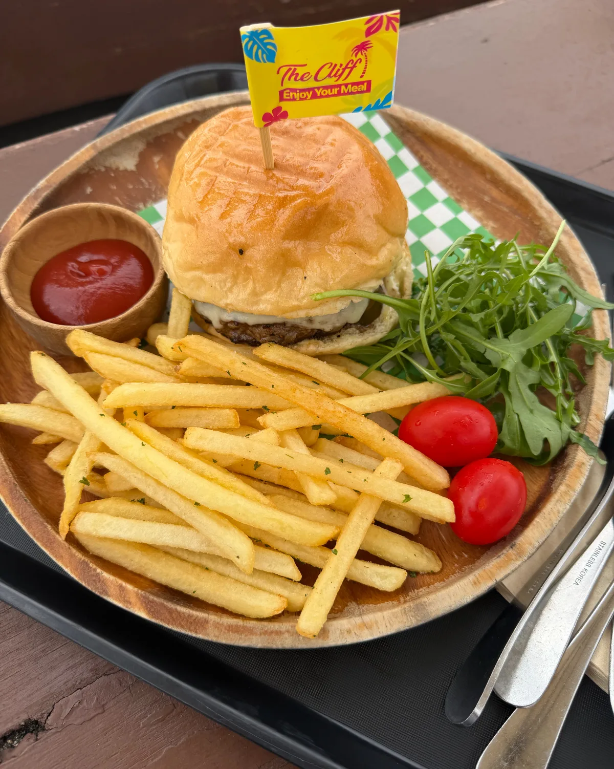 バーガーと山盛りのポテト