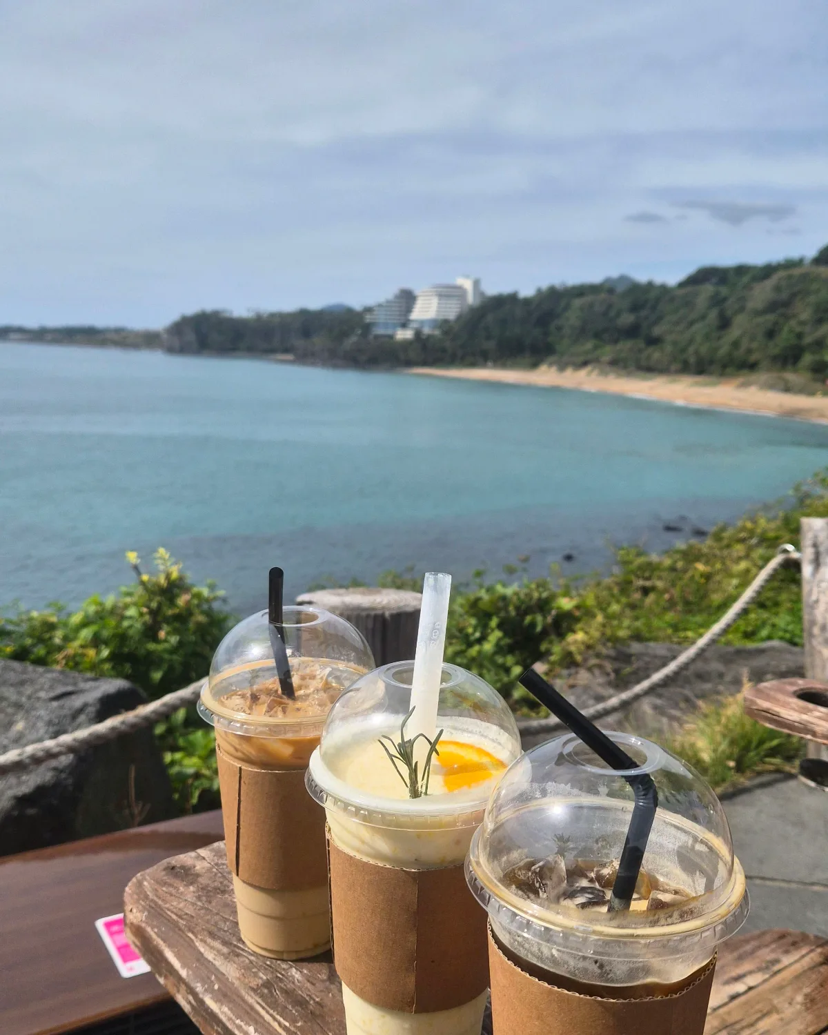 海を背景に並ぶ三杯のドリンク