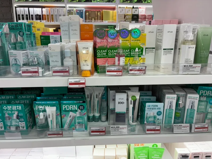 値札が付いたスキンケアの棚