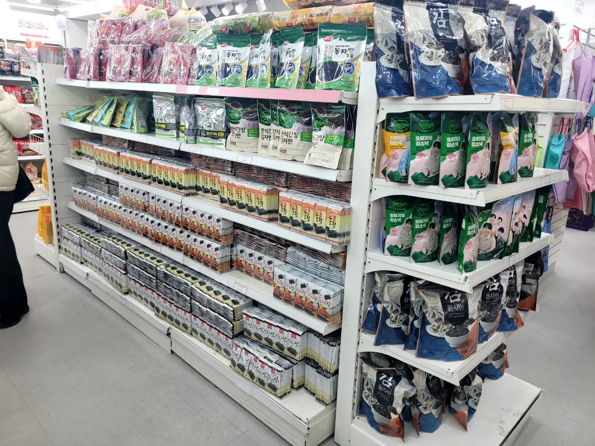 韓国のりが並ぶ食品棚