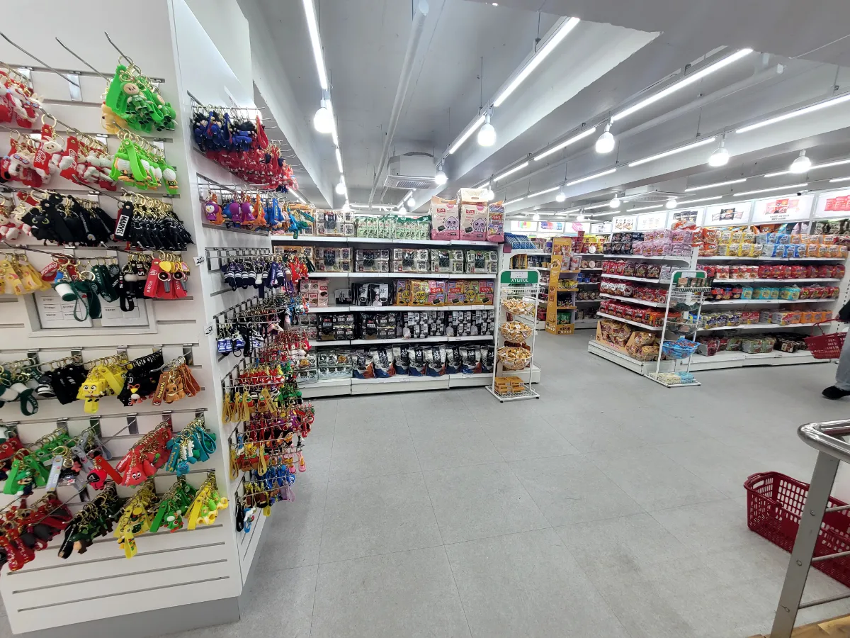 THE MASK SHOP — 雑貨と食品が並ぶ店内