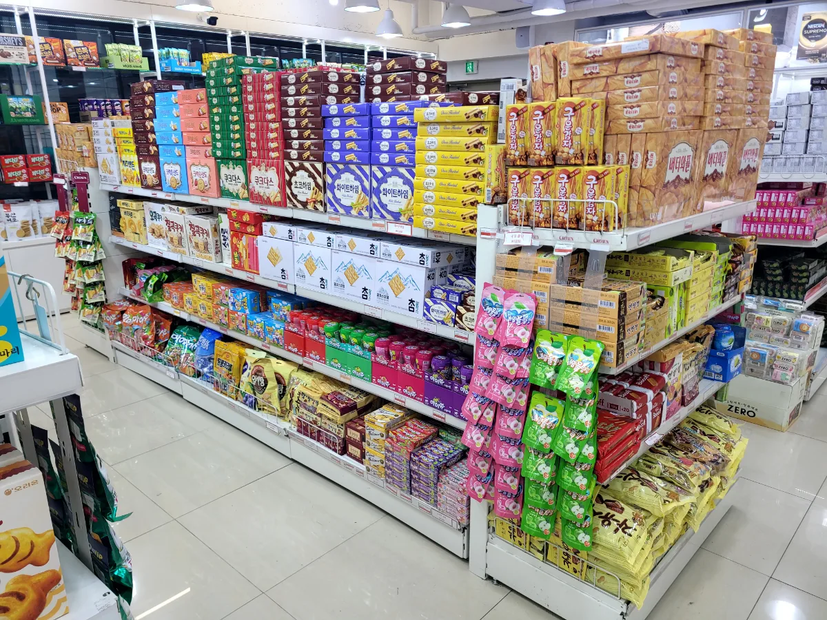 THE MASK SHOP — 箱菓子が積まれた売場