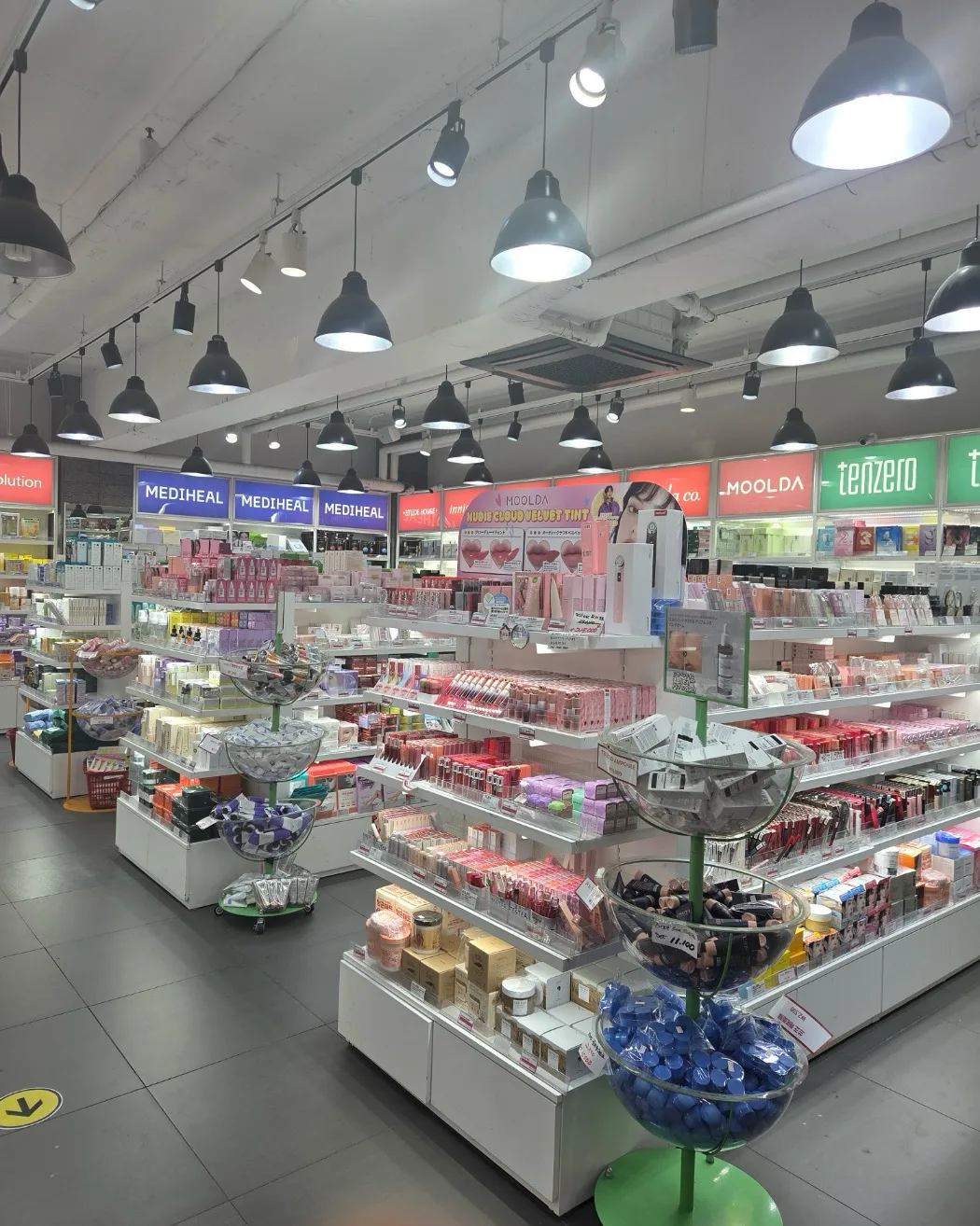 THE MASK SHOP — コスメが並ぶ店内の売場