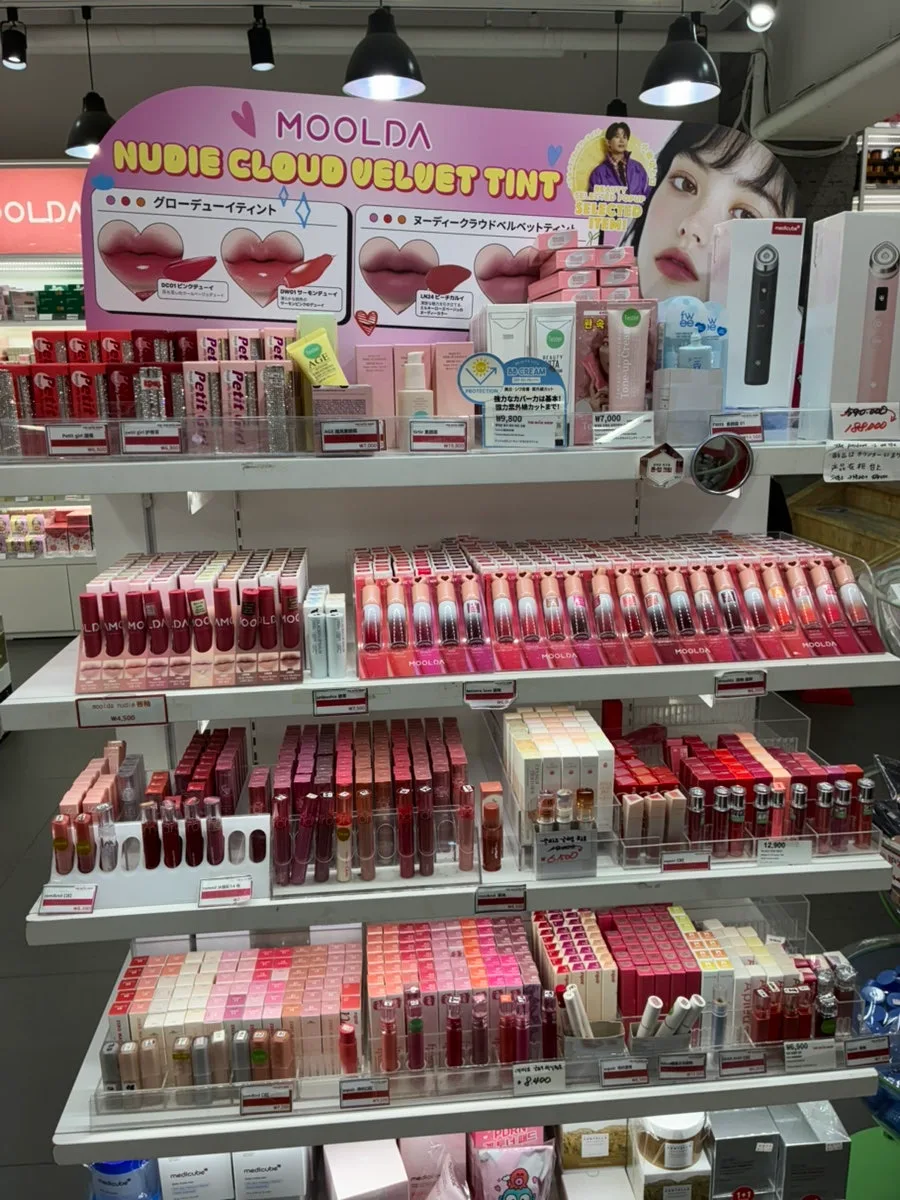 日本語の案内が付いたリップの棚