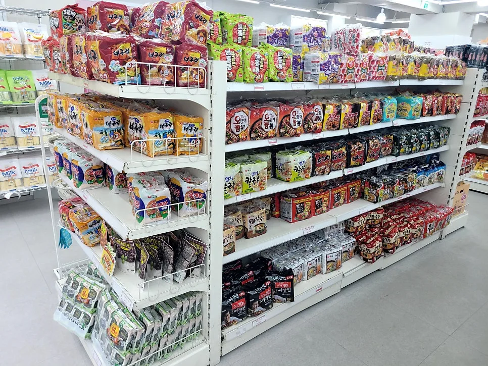 THE MASK SHOP — インスタント麺が並ぶ食品の棚