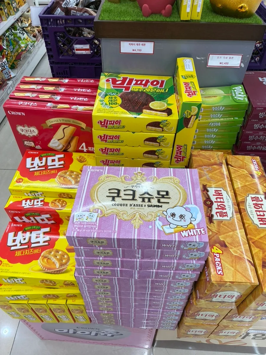 箱菓子が積まれたお菓子売場