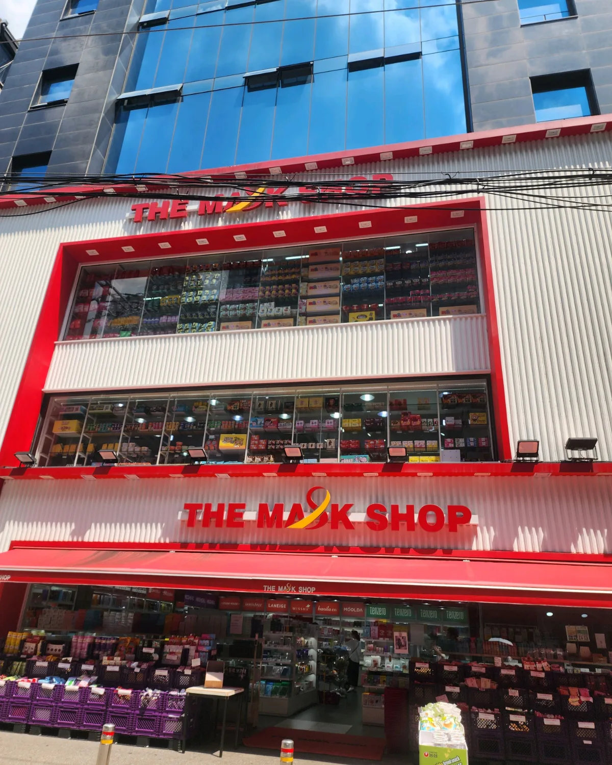 赤い看板が目を引くTHE MASK SHOPの外観