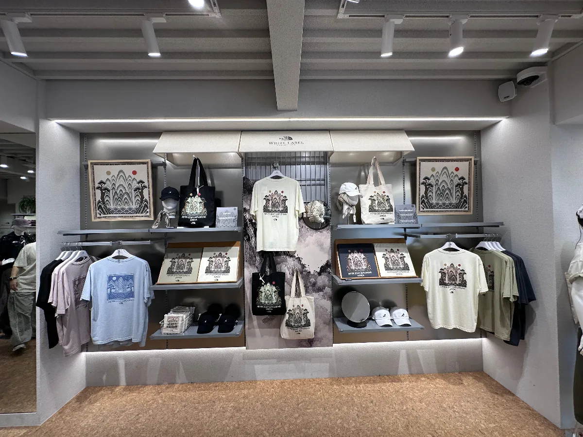 日月五峰図を描いたTシャツやトートバッグが並ぶ1階の明洞コレクション
