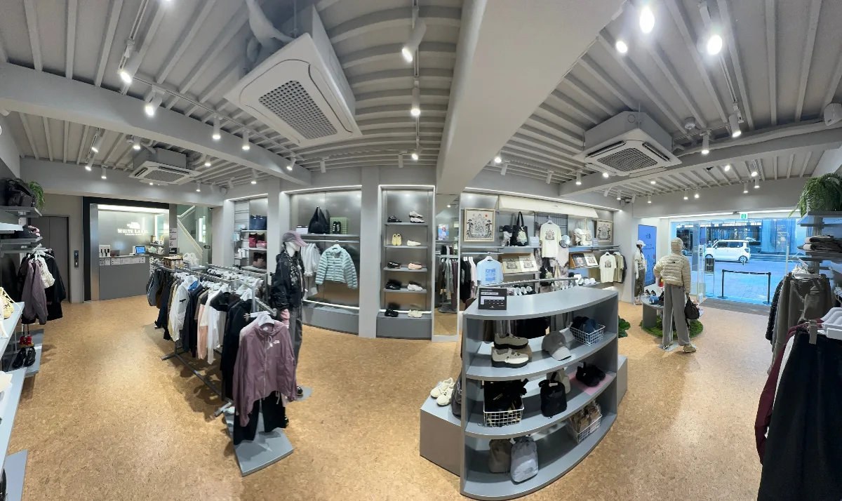 ノースフェイス ホワイトレーベル 明洞ラウンジ — 衣類と小物が並ぶ広い売り場
