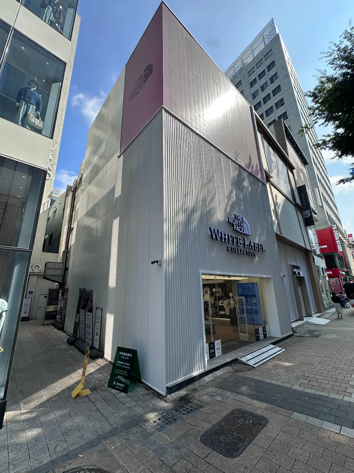 ノースフェイス ホワイトレーベル 明洞ラウンジ — 白い外壁とホワイトレーベルの看板