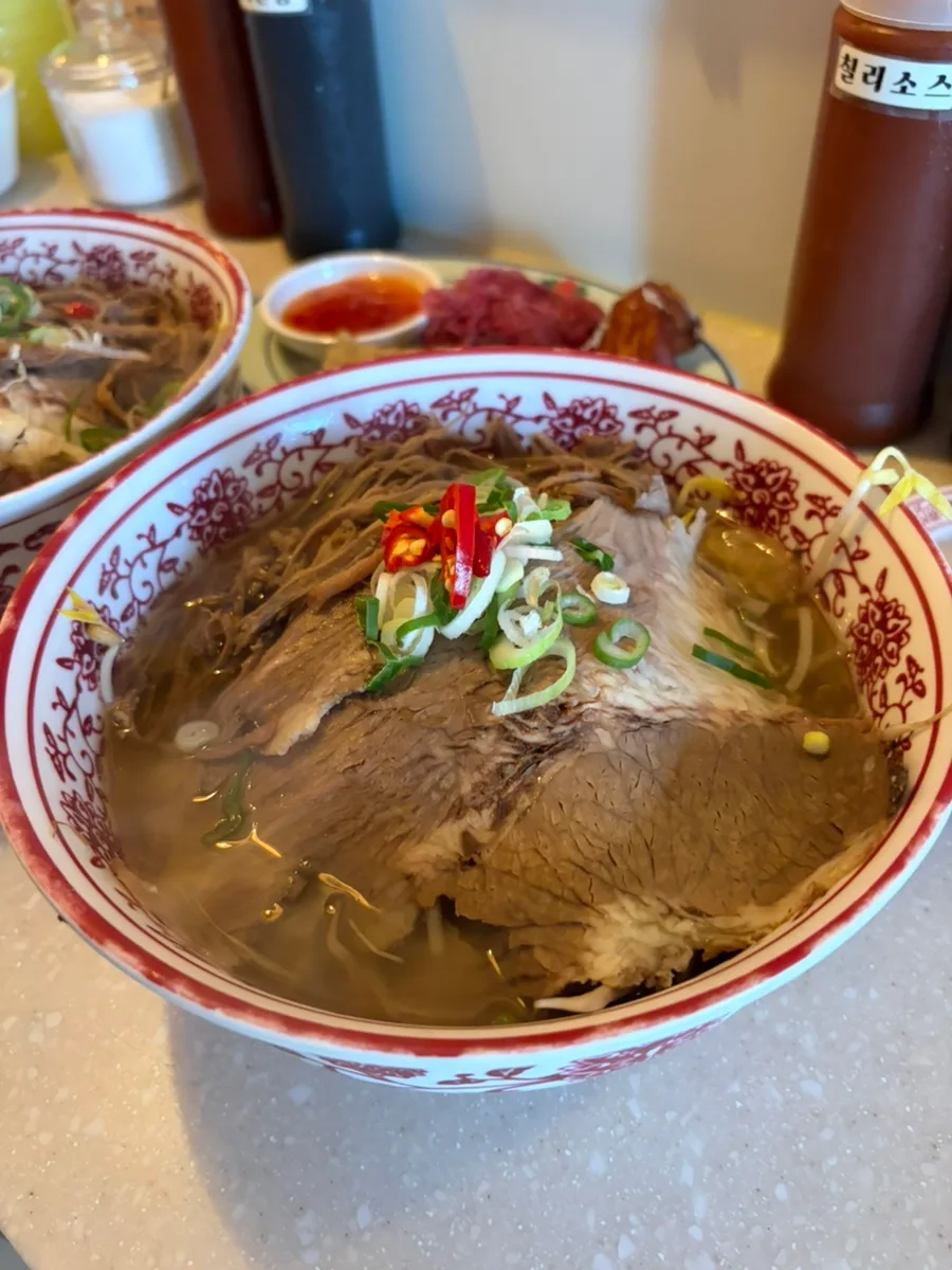 牛肉をたっぷりのせたフォー