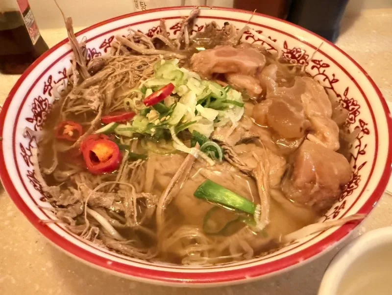 牛肉と牛すじがのったフォー