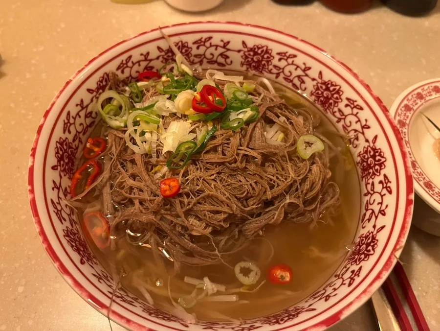 The Viet Nam 本店 — ほぐした牛肉が山盛りのフォー