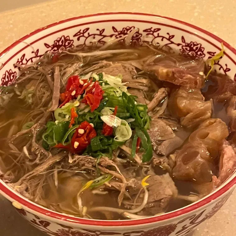 The Viet Nam 本店 — 牛肉と青ねぎをのせたフォー