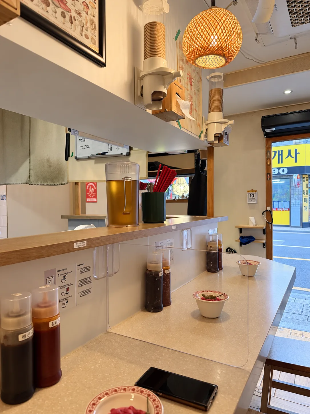The Viet Nam 本店 — 調味料が並ぶカウンター席