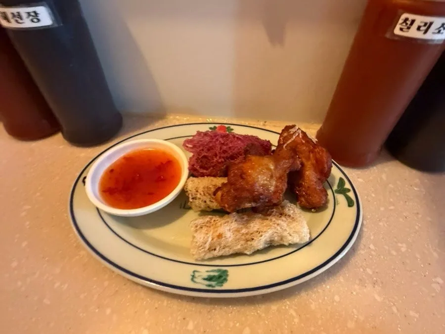 The Viet Nam 本店 — 揚げ春巻きとチキンウイングの盛り合わせ