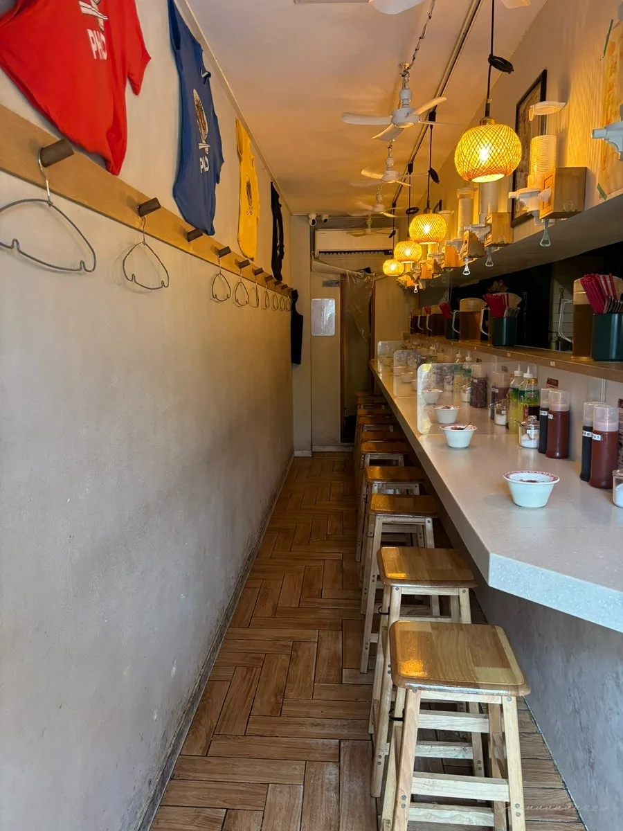 The Viet Nam 本店 — 細長い店内に続くカウンター席