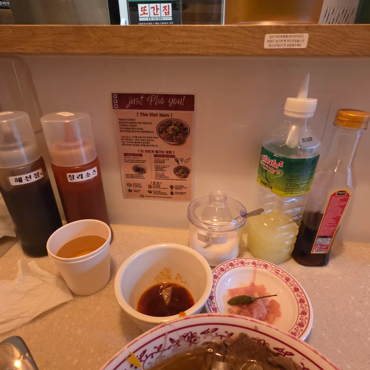 席に並ぶ海鮮醤とチリソース