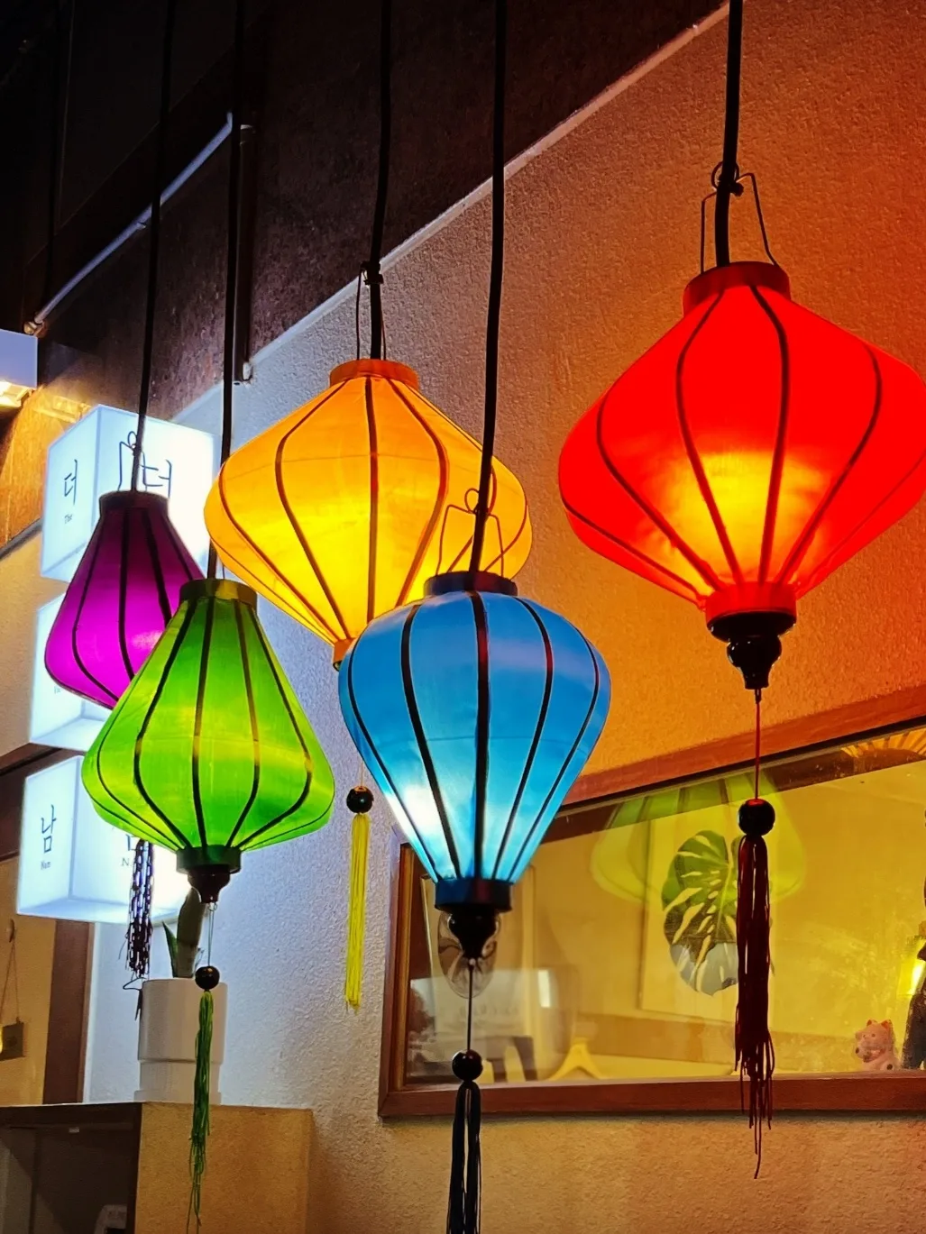 The Viet Nam 本店 — 店内に吊るされたベトナムのランタン