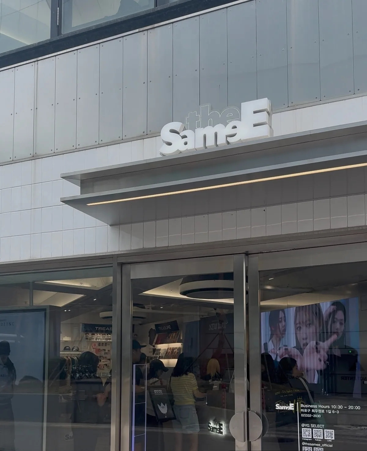 theSameEの看板と入口
