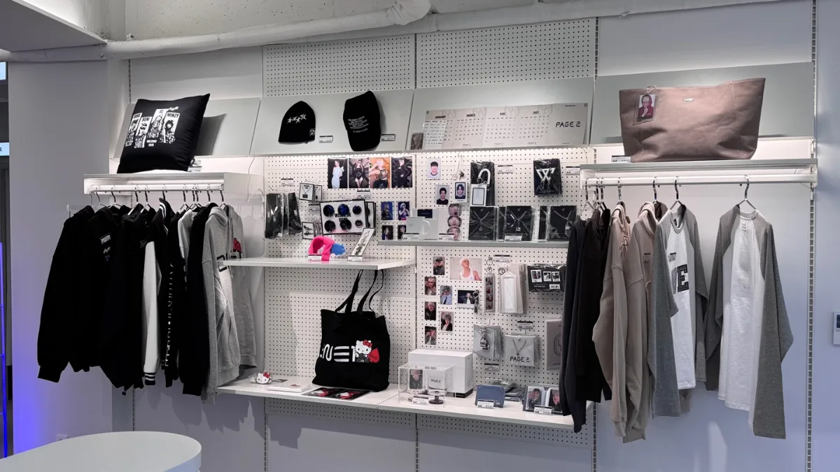 theSameE 合井店 — パーカーやバッグが並ぶ棚