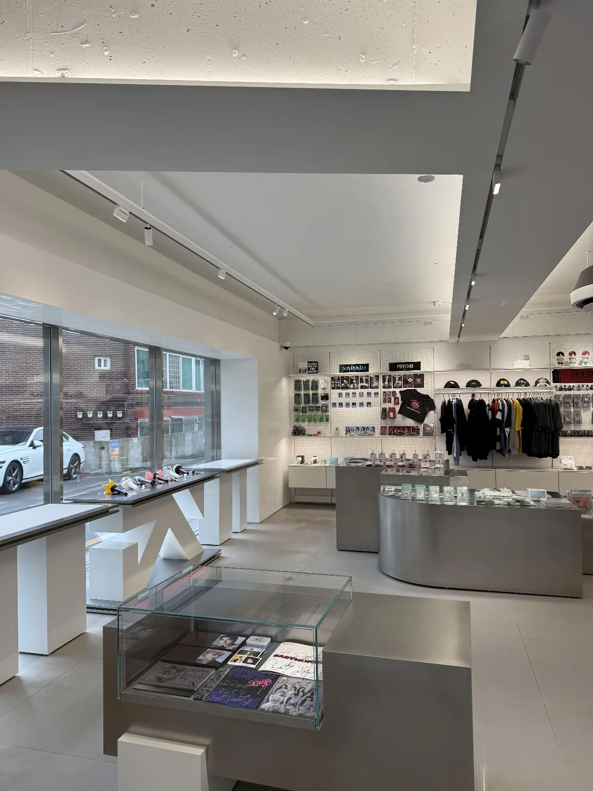 theSameE 合井店 — 大きな窓とグッズの展示ケース
