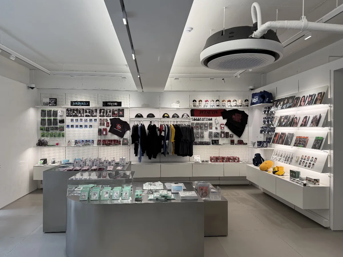 アルバムと公式グッズが並ぶ店内