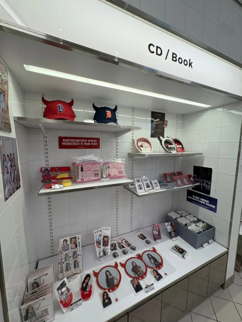 BABYMONSTERのグッズ棚
